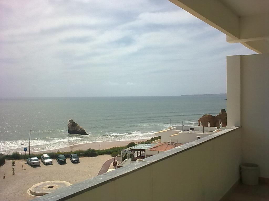 Rocha Praia Mar Beach Front Line Bay Portimao Bilik gambar